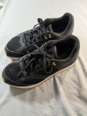 Under Armour Jogger sneaker women's size 7 Black/Gold